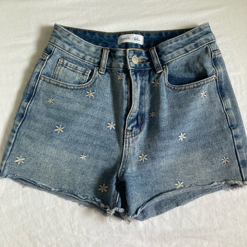 Khaki Blue Daisy denim shorts. Size 27/5. Color is blue with daisys